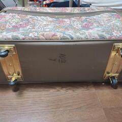 花柄のスーツケースの画像