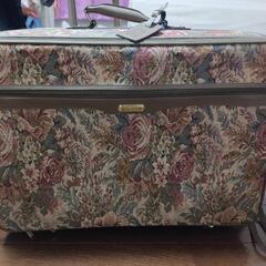 花柄のスーツケース