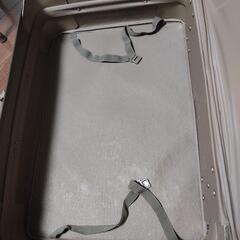 花柄のスーツケースの画像