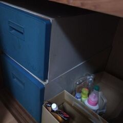 レトロな金属の衣装ケース大①