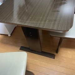 ダイニングテーブルと椅子2脚の計3点セットの画像