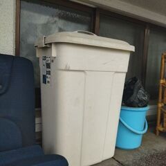 屋外用のゴミ箱差し上げます