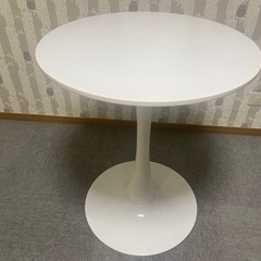 テーブルと椅子セットの画像