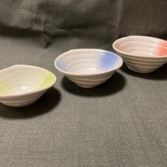 未使用　陶器　3点セット　引き出物　黄緑、青、赤の画像