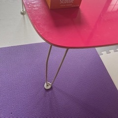 ピンク　テーブルの画像