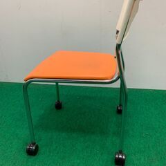中古　メーカー不明　H720キャスター付きスタックチェア　オレンジ　龍ヶ崎倉庫の画像