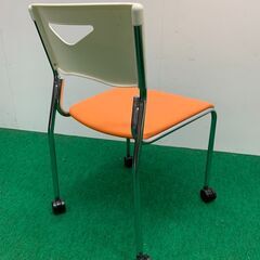 中古　メーカー不明　H720キャスター付きスタックチェア　オレンジ　龍ヶ崎倉庫の画像