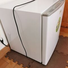 小さい冷蔵庫の画像