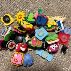 クロックス風キーホルダーと飾りセットの画像