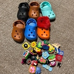 クロックス風キーホルダーと飾りセットの画像