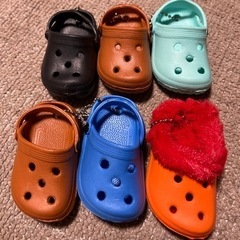 クロックス風キーホルダーと飾りセットの画像