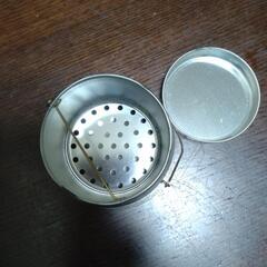 油絵具と筆洗器の画像