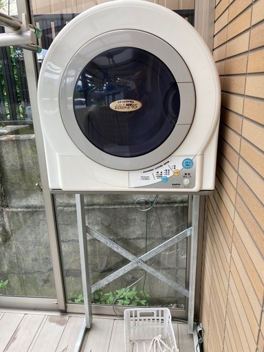 衣類乾燥機と置き台のセット