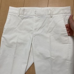 ユニクロ 春夏向け センタープレスパンツ 白の画像