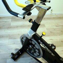 スピンバイクフィットネスバイク 美品 本格的ホイール 摩擦負荷無段階 静音 ハンドル/サドル調整可 移動キャスター付きの画像