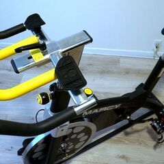 スピンバイクフィットネスバイク 美品 本格的ホイール 摩擦負荷無段階 静音 ハンドル/サドル調整可 移動キャスター付きの画像