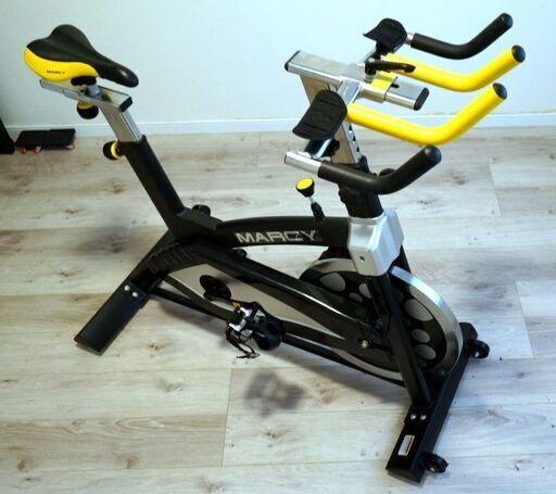スピンバイクフィットネスバイク 美品 本格的ホイール 摩擦負荷無段階 静音 ハンドル/サドル調整可 移動キャスター付き