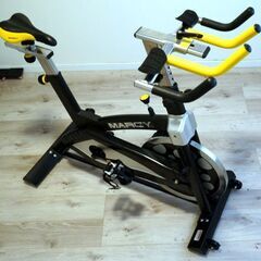 スピンバイクフィットネスバイク 美品 本格的ホイール 摩擦負荷無段階 静音 ハンドル/サドル調整可 移動キャスター付きの画像