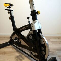 スピンバイクフィットネスバイク 美品 本格的ホイール 摩擦負荷無段階 静音 ハンドル/サドル調整可 移動キャスター付きの画像