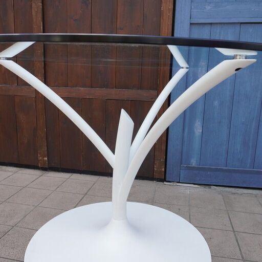 イタリアのCalligaris(カリガリス)社のACACIA(アカシア)ダイニングテーブルです。ガラスの透明感と天然木のようなスマートな脚が魅力のラウンドテーブル。モダンなお部屋や北欧スタイルなどに。CG134
