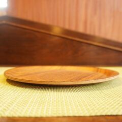 デンマークより入荷しましたウッドプレートです。フラットに近いシンプルなフォルムのディナープレート。軽くて丈夫なのが特徴の温かみのあるチークプレートです。北欧食器でダイニングに彩りを。CG143の画像