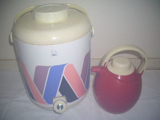 ★①象印魔法瓶1.05Ｌ（冷温両用）、②グロリア水冷ボトル8L