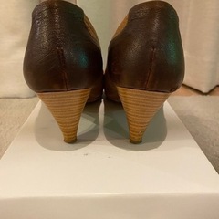 ブラウンパンプスの画像