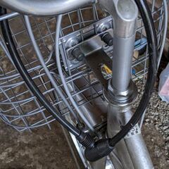 お話中　前カゴ付き自転車の画像