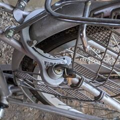 お話中　前カゴ付き自転車の画像