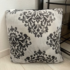ダマスク柄のクッション あげます