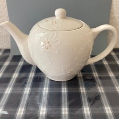 アフターヌーンティーの花柄のティーポットの画像