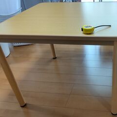 車いすで使用できる介護用テーブル
