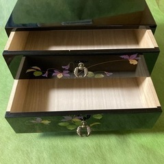 値下げしました‼️他の投稿している物と一緒に取引頂いた方には更に値下げさせて頂きます。漆塗り小物入れ2段！！の画像