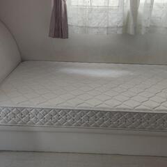 シングルベッド　跳ね上げタイプの収納つきの画像