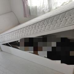 シングルベッド　跳ね上げタイプの収納つきの画像