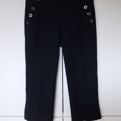 ２２オクトーブル　大きいサイズ　黒クロップドパンツ　ボタンデザイン