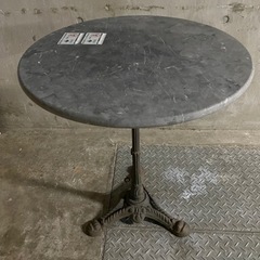 マーブル色のテーブル