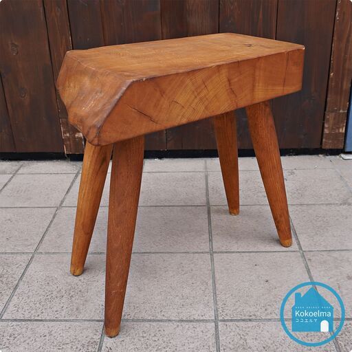 オーク無垢材を使用したナチュラルな雰囲気が魅力のスツールです！天然木ならではの木の質感やあたたかな色合い。コンパクトなサイズで、腰掛けなどにもオススメ♪CG203