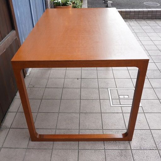 IDEE(イデー)のMALUH(マル―) ホワイトアッシュ材 ダイニングテーブルです。2-4人用のコンパクトなサイズ感。落ち着いた色合いとシンプルなフォルムが魅力のテーブルです♪CG209