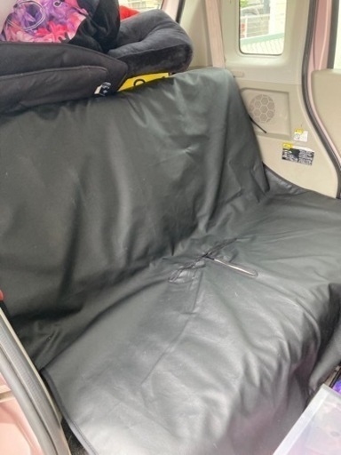 軽自動車用の何にでも合う革の黒で前用2つ赤線入り、後ろ黒のシートカバー