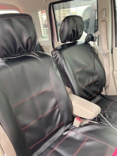 軽自動車用の何にでも合う革の黒で前用2つ赤線入り、後ろ黒のシートカバー