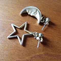 【受付7/25まで】星と月 ユニークなピアス ゴールドの画像