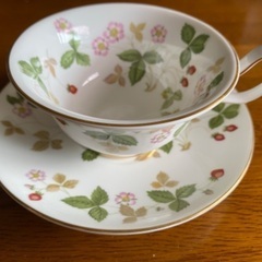 WEDGWOOD カップ＆ソーサー　ワイルドストロベリー（黒壺）