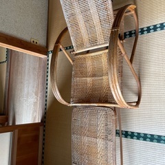 藤？椅子。古過ぎな品物ですが75キロの私も座れます