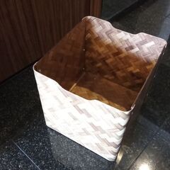 イケアの椅子（サイドテーブル）と木製の箱
