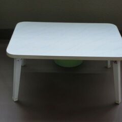 白のミニテーブルの画像