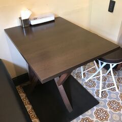 飲食店ダイニングテーブルの画像