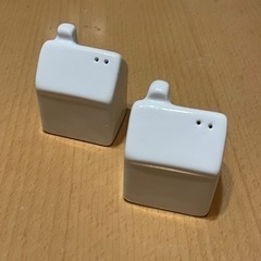 新品未使用と一回塩入れた 家型調味料ケースの画像
