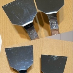 新品未使用 フライ鉄板返し 持ち手が木  小さい物は傷ありの画像