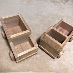 宅配可能乗れる走れる本格手作りトラックおもちゃ箱セット　国産杉で作っています　定価2800円の画像